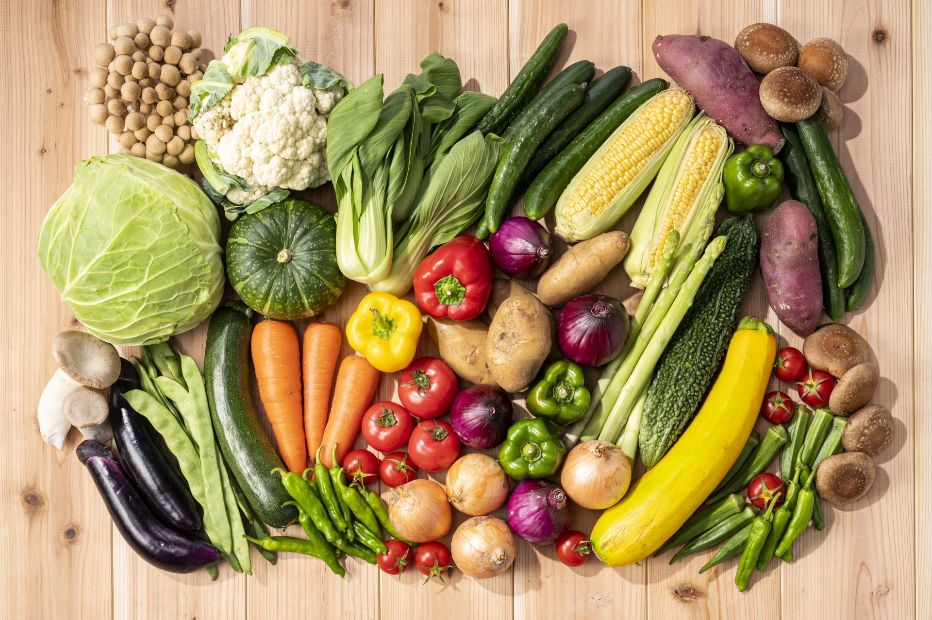 新鮮な野菜や魚介などの食材を真上から撮影した画像